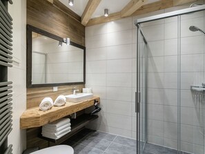 Chalet | Badezimmer | Badewanne, Handtücher