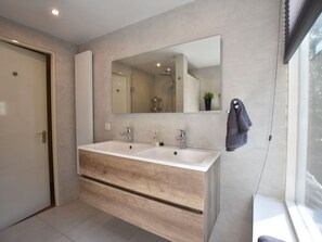Nhà gỗ | Phòng tắm | Buồng tắm vòi sen, khăn tắm 
