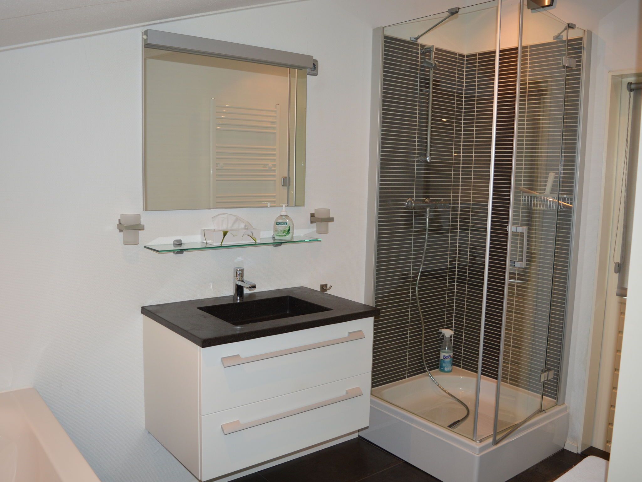Bathtub, pengering rambut,  dan handuk