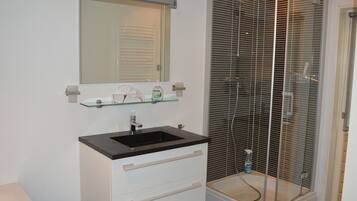 Bathtub, pengering rambut, dan handuk