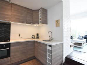 Mikrobølgeovn og høy barnestol