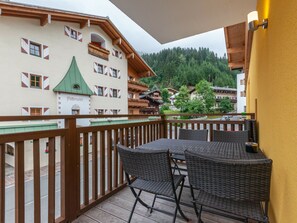 Balcony - Modern Apartment in Dienten Center Near Hochkönig Ski Area (Dienten am Hochkoenig)