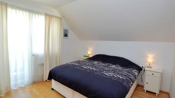 3 bedrooms, cots/infant beds