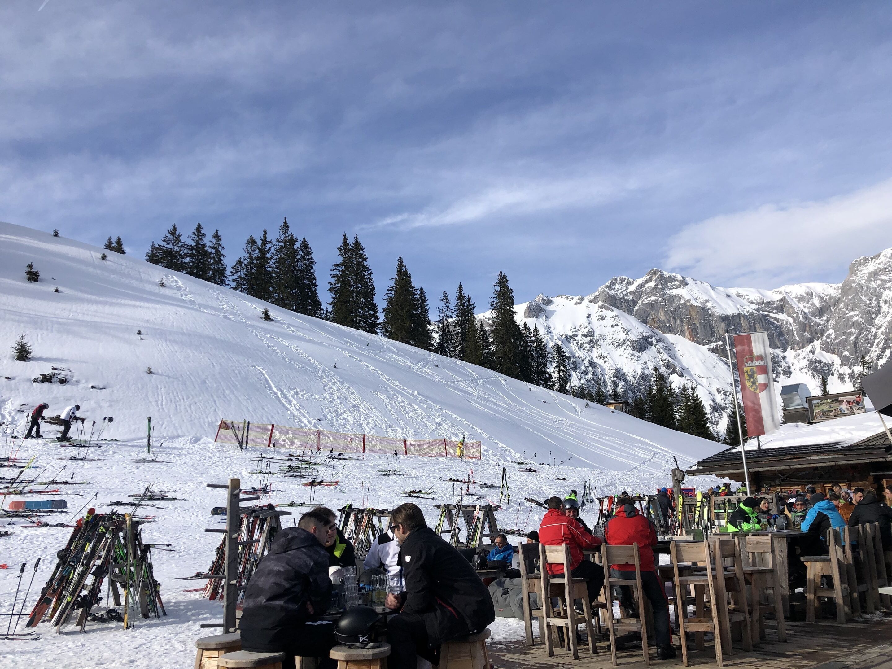 Une station de ski dotée d’un espace restauration et d’un magasin de location de matériel de ski.