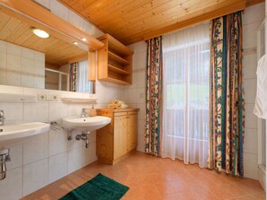 Apartment | Badezimmer | Dusche, Handtücher