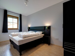 House | 7 bedrooms, individually furnished, bed sheets