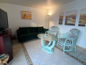 Dining - Cozy Bungalow in Werder With Garden (Werder (Havel))