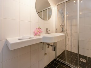 Kamar mandi | Shower dan handuk