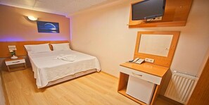 Standard enkelrum | Minibar, skrivbord, arbetsyta för laptop och mörkläggningsgardiner