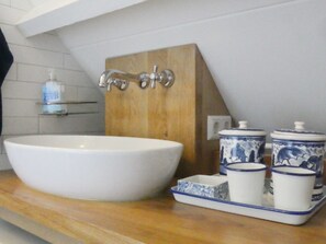 Huis | Badkamer | Een douche, handdoeken