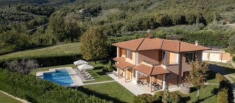 Villa in Tuscany With Private Pool & Views
