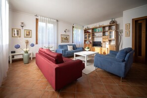 Villa | Living room - Villa in Tuscany With Private Pool & Views (Loro Ciuffenna)