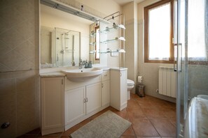 Villa | Bathroom - Villa in Tuscany With Private Pool & Views (Loro Ciuffenna)