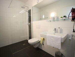 Appartement | Badkamer | Een douche, handdoeken