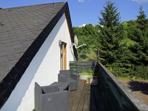 Balcony - Large and Comfortable Family Home, Surrounded by Forests and Nature (Balesfeld)