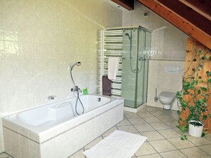 Combined shower/bathtub, towels - Large and Comfortable Family Home, Surrounded by Forests and Nature (Balesfeld)