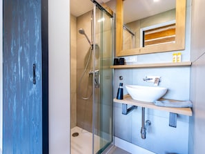 Chalet | Bathroom | Bathtub - Plushy Holiday Home in Sankt with 2 Saunas & Hot Tubs (Sankt Margarethen im Lungau)