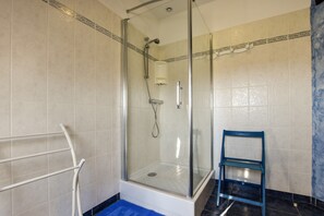 House | Bathroom - Cozy Garden Villa in Bonnemain (Bonnemain)