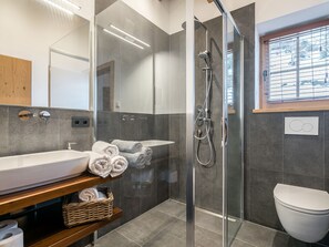 Chalet | Bathroom | Shower, towels