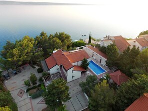 House | Exterior - Fantastic Holiday Home With Amazing Garden, Private Pool, Directly on the Beach (Starigrad)