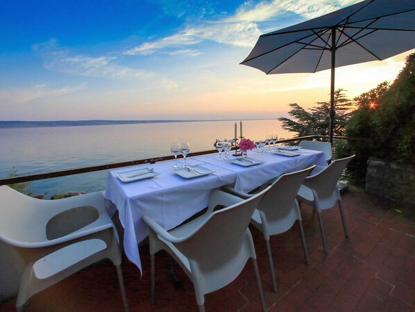 House | Dining - Fantastic Holiday Home With Amazing Garden, Private Pool, Directly on the Beach (Starigrad)