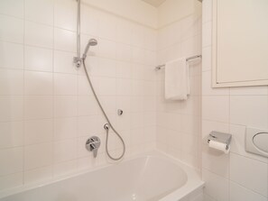 Bad | Kombinert dusj/badekar og håndklær
