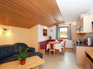 Apartment | Dining - Apartment Near the ski Area in the Salzburg Region (Altenmarkt im Pongau)