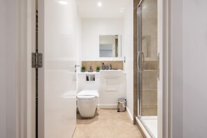 Two Bedroom Apartment (Flat 8) | Bathroom | Separate tub and shower, free toiletries, hair dryer, towels