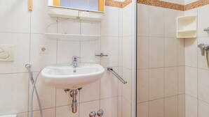 Apartamento | Banheiro | Chuveiro, toalhas de banho
