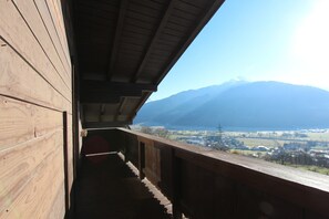 A wooden balcony with a view of a mountain and a lake. - Spacious Apartment near Ski Area in Mittersill (Mittersill)