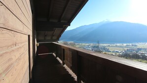 A wooden balcony with a view of a mountain and a lake. - Spacious Apartment near Ski Area in Mittersill (Mittersill)