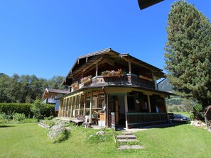 Apartment | Exterior - Cosy Apartment in Neukirchen near Krimmler Waterfalls (Neukirchen am Grossvenediger)