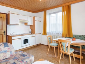 Apartment | Private kitchen - Sunny Hillside Apartment in Mittersill near Public Transport (Mittersill)