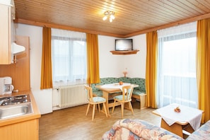 Dining - Sunny Hillside Apartment in Mittersill near Public Transport (Mittersill)