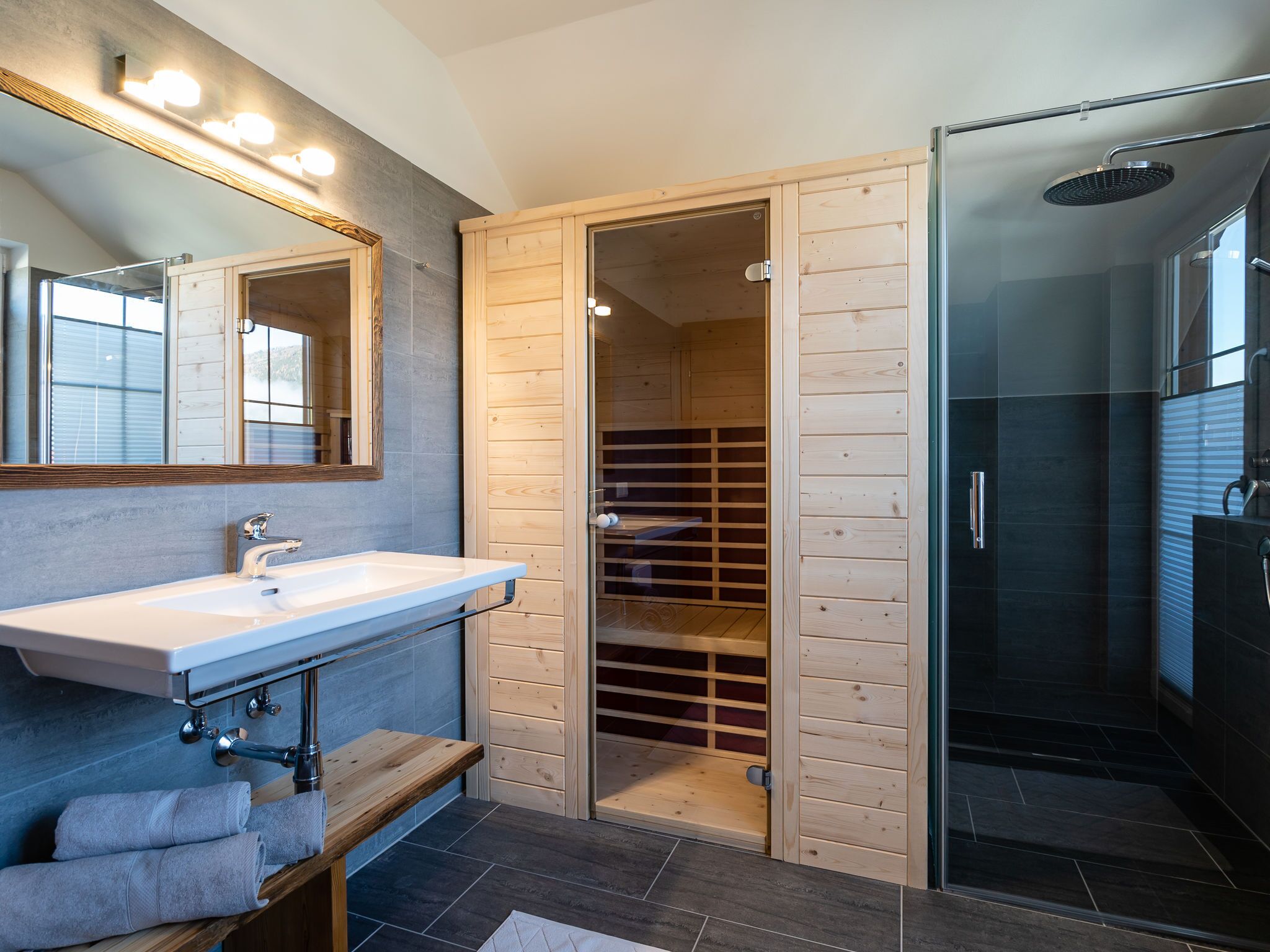 Chalet | Kamar mandi | Shower dan handuk