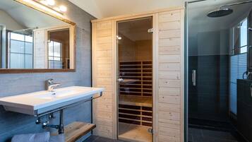 Chalet | Kamar mandi | Shower dan handuk