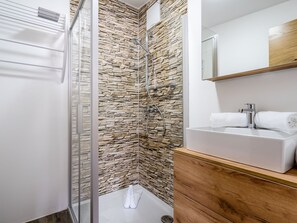 Apartment | Badezimmer | Dusche, Handtücher