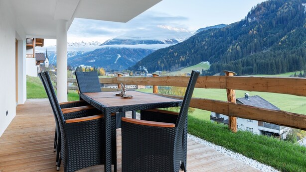 A wooden deck with a table and chairs overlooking a mountainous landscape. - Chalet in Wald Near Ski Slopes (Wald im Pinzgau)