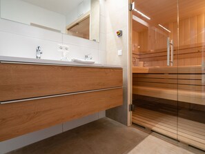 Chalet | Bathroom | Shower, towels