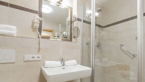 Bathroom - Luxurious Apartment in Zell am See With Sauna (Zell am See)