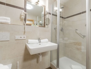 Apartment | Badezimmer | Dusche, Handtücher