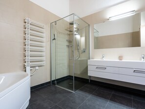 Apartment | Badezimmer | Dusche, Handtücher