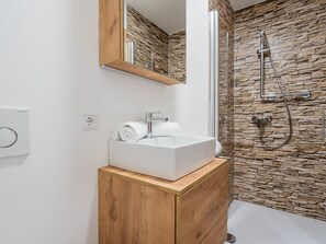Apartment | Badezimmer | Dusche, Handtücher