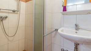 Appartement | Badkamer | Een douche, handdoeken