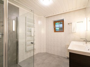 Bathroom | Shower, towels