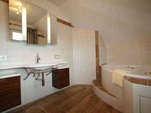 Bathroom - Holiday Home in Salzburg Lungau Near the ski Slope (Sankt Margarethen im Lungau)