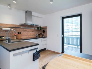 อพาร์ทเมนท์ | ครัวส่วนตัว | เก้าอี้กินข้าวสำหรับเด็ก