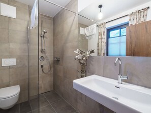 Ferienhaus | Badezimmer | Dusche, Handtücher