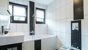 Apartment | Badezimmer | Duschwanne, Handtücher