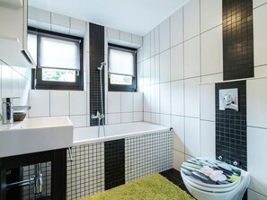 Apartment | Badezimmer | Duschwanne, Handtücher